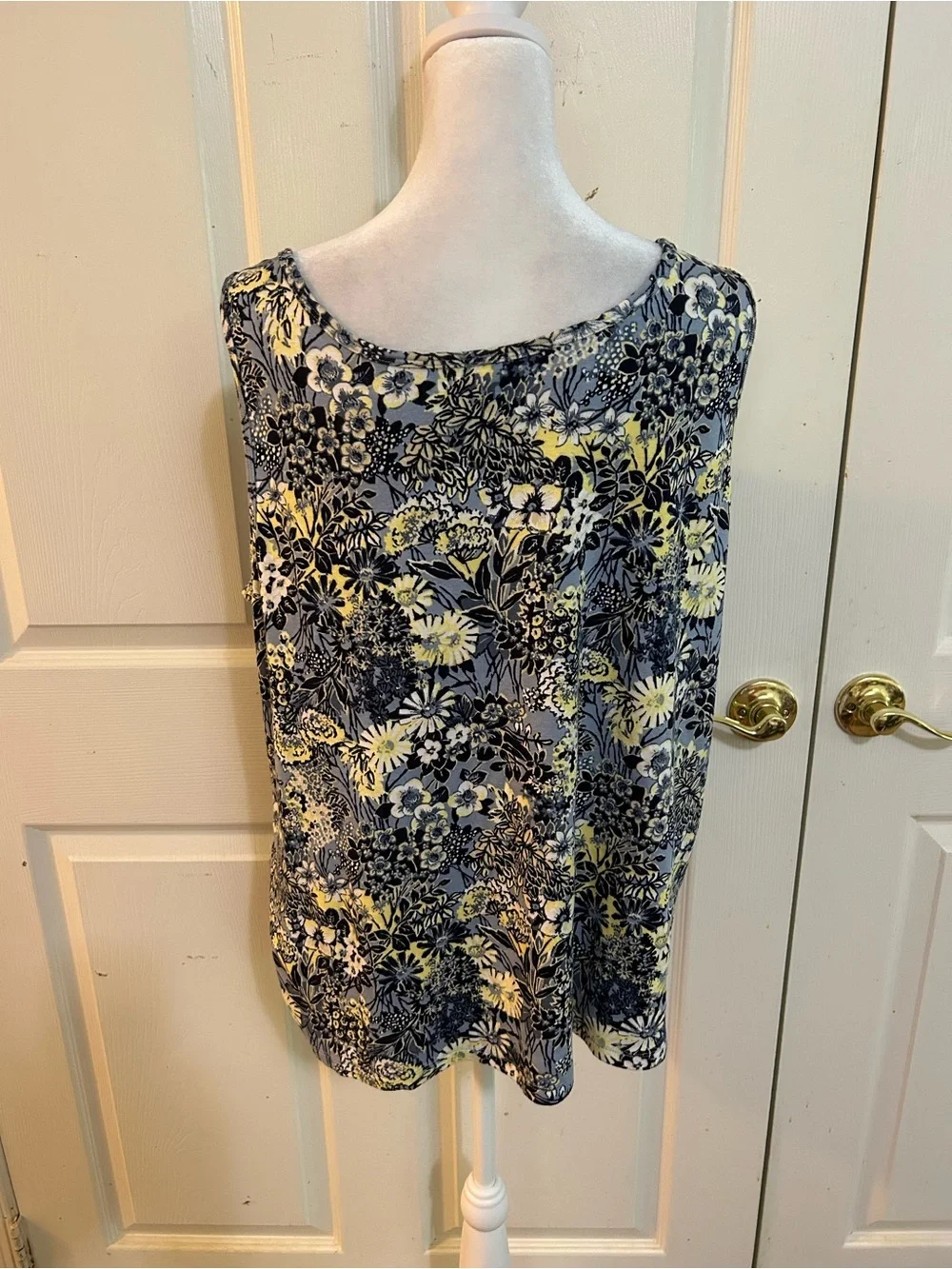 Cato floral tank, size 22W/24W